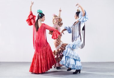 Güzel bir elbise oldukça üç genç flamenko dansçısı.