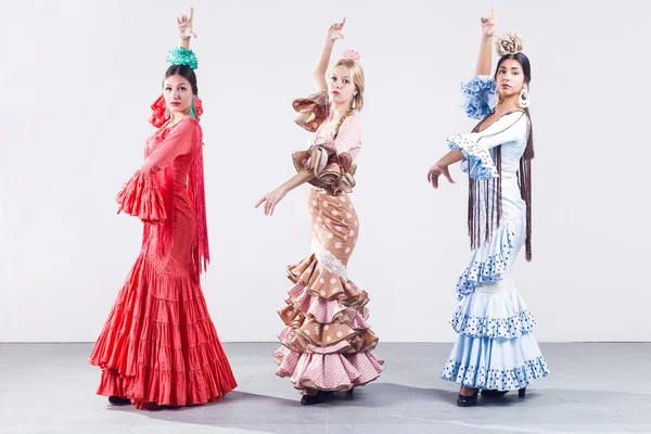 Pretty three young flamenco dancer in beautiful dress. — Stock Photo, Image