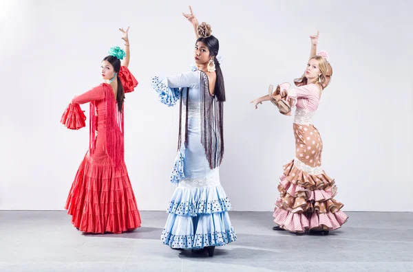 Pretty three young flamenco dancer in beautiful dress. — Stock Photo, Image