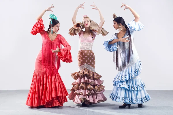 Ganska tre unga flamencodansare i vackra klänning. — Stockfoto