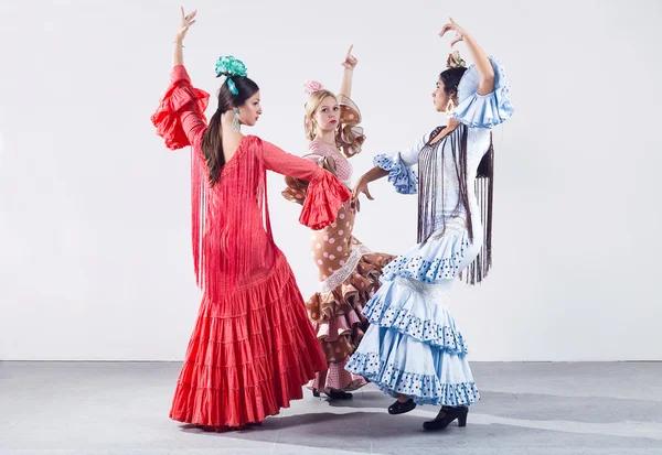 Bastante tres jóvenes bailarinas de flamenco en hermoso vestido . — Foto de Stock