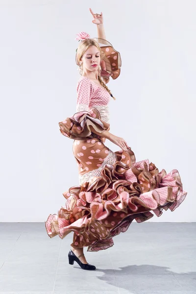 Pretty young flamenco dancer in beautiful dress. — Stock Photo, Image