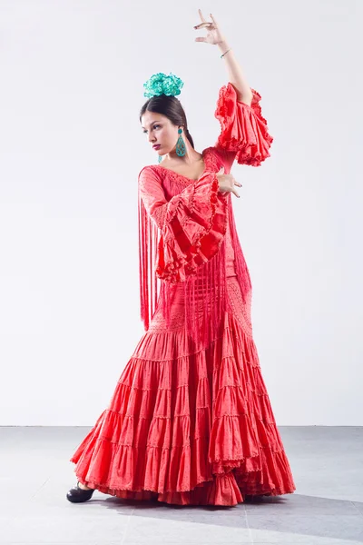 Flamenco całkiem Młoda tancerka w piękną sukienkę. — Zdjęcie stockowe