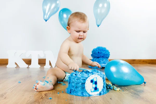 Baby boy celebrating her first birthday with gourmet cake and ba — Stock Photo, Image