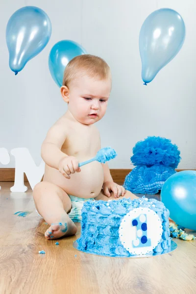 Menino comemorando seu primeiro aniversário com bolo gourmet e ba — Fotografia de Stock