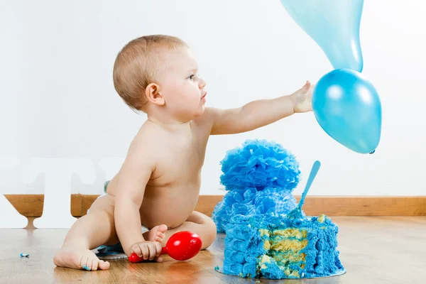 Μωρό αγόρι γιορτάζει τα πρώτα γενέθλιά της με γκουρμέ κέικ και ΒΑ — Φωτογραφία Αρχείου