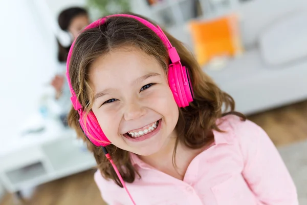 Beautiful child listening to music and dancing at home. — Stock Photo, Image