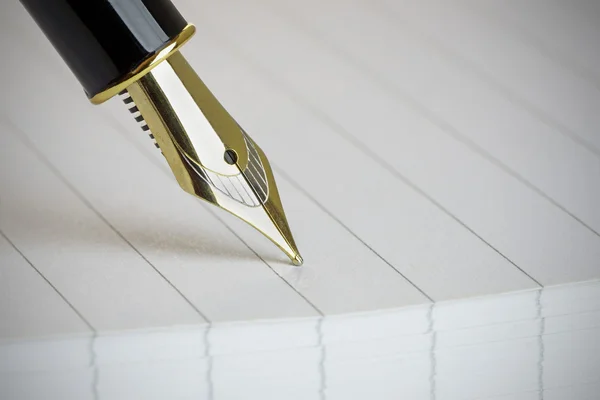 ゴールド万年筆のペン先のクローズ アップ — ストック写真