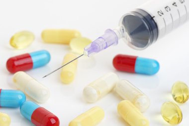 Şırınga iğnesi ve kapsül. Makro sağlık kavramı