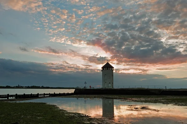 Aussichtsturm an der Küste bei Sonnenuntergang. — Stockfoto