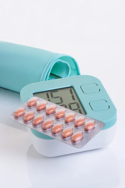 Monitor ciśnienia krwi i tabletki — Zdjęcie stockowe