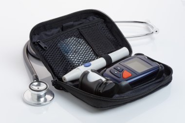Diyabetik kan seti (Glaucometer) sınayın. Yakın Up.No logolar.