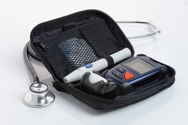 Diabetikus vér teszt Kit (Glaucometer). Zárja be a logók Up.No. — Stock Fotó