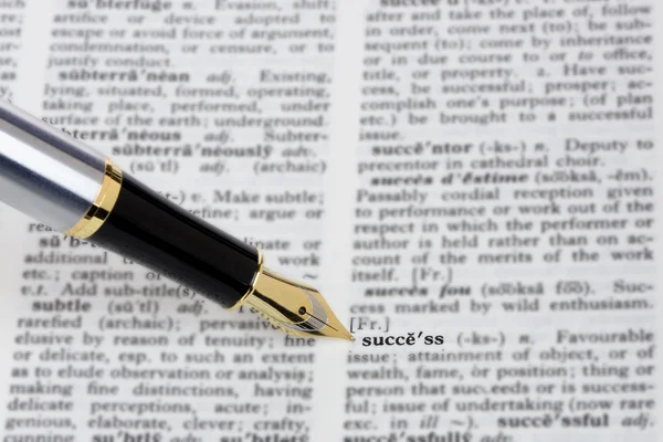Pluma con 'Éxito' en un diccionario —  Fotos de Stock