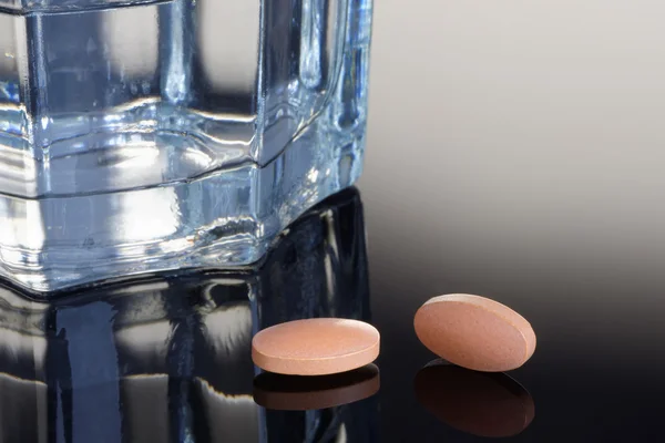 Statin-Tabletten mit Glas Wasser — Stockfoto