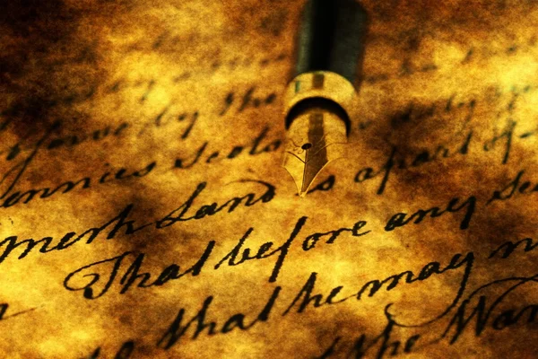 Перьевая ручка на старом письме — стоковое фото