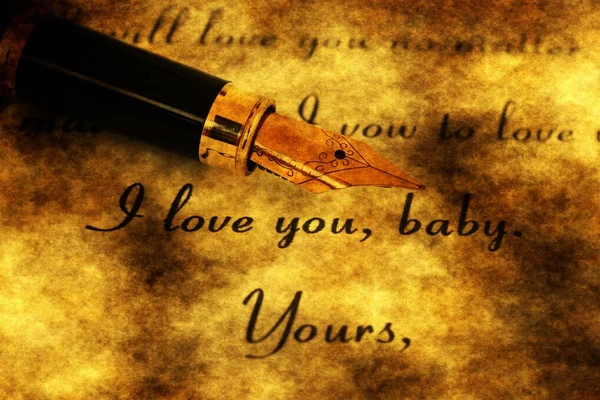 Перьевая ручка на любовное письмо — стоковое фото