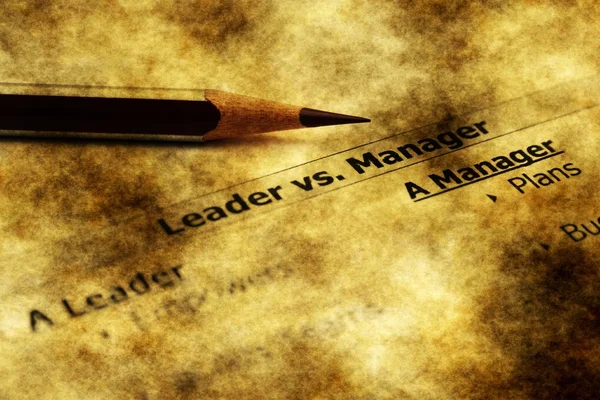 Концепция "лидер против менеджера" — стоковое фото
