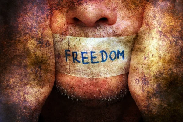 Man met vrijheid tape over mond — Stockfoto