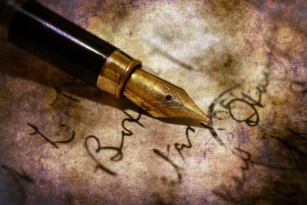 Dolma kalem ve eski posta kartı — Stok fotoğraf