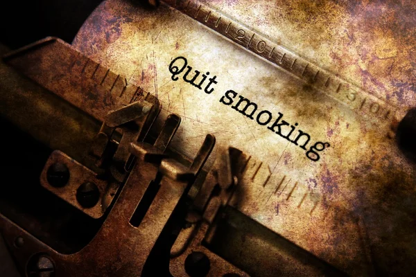 Quit smoking text on typewriter — Stock Photo, Image
