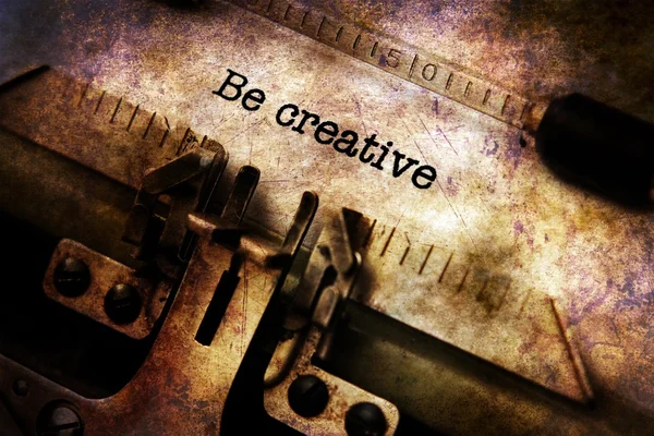 Vara kreativa text på skrivmaskin — Stockfoto