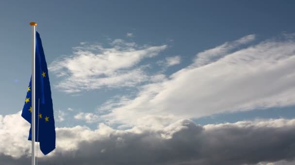 Bandeira da UE contra as nuvens Voar para longe e cair — Vídeo de Stock