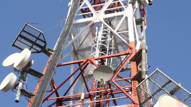 Telecomunicação Torre Celular Contra Céu Azul — Vídeo de Stock