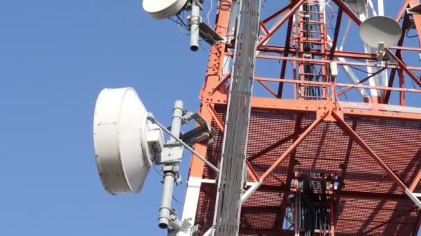 Torre cellulare di telecomunicazione contro il cielo blu — Video Stock