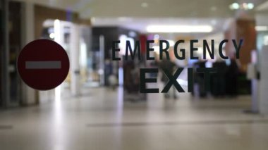 Salgın sırasında boş şehir merkezindeki acil çıkış işareti