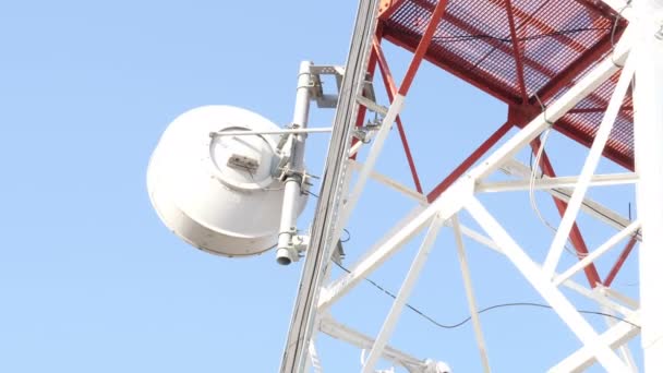 Torre cellulare di telecomunicazione contro il cielo blu — Video Stock