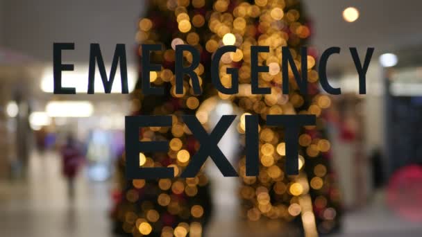 Panneau de sortie d'urgence sur le centre commercial vide pendant la pandémie — Video