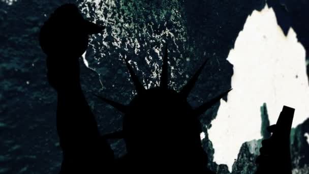 Grunge arka planına karşı özgürlük heykeli — Stok video