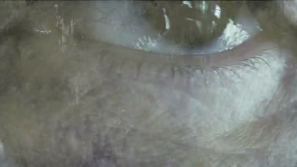 Close-up van het menselijk oog grunge concept — Stockvideo