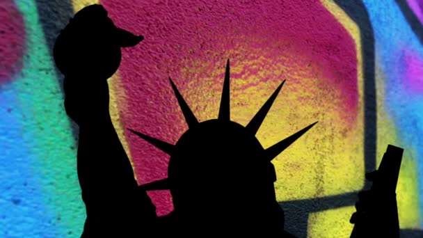 Patung kebebasan terhadap latar belakang penuh warna — Stok Video