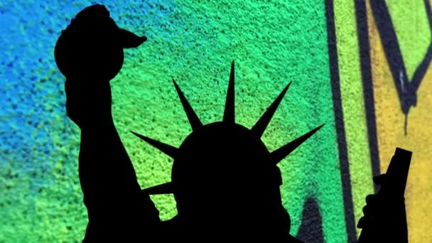 Estatua de la libertad sobre fondo colorido — Vídeos de Stock