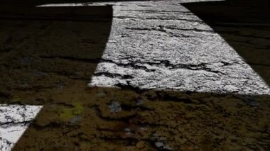 Grunge arkaplanındaki oklarda farklı şekillerde bir yol ayrımında metne yardım et