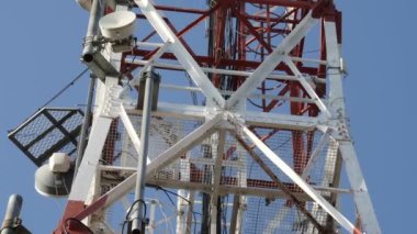 Mavi Gökyüzüne Karşı Telekomünikasyon Hücresel Kulesi