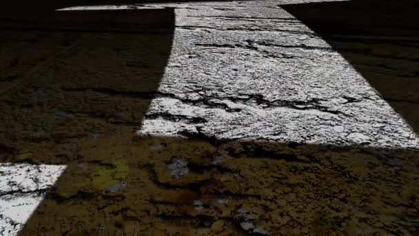 グランジの背景に矢印の異なる方法で横断歩道上の信仰テキスト — ストック動画