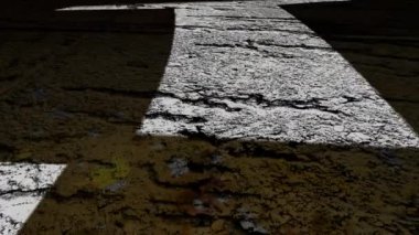 Grunge arkaplanındaki oklarda farklı şekillerde kesişen bir yol üzerindeki adalet metni