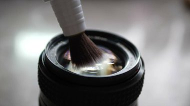 Lens fırçası ile kamera lensi temizleniyor