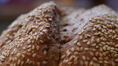 Biyolojik bileşenlerle evde pişirilmiş tam buğday ekmeği.