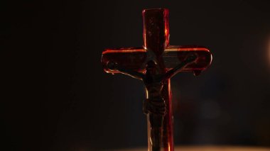 İsa 'nın haçını mumla yakarak kapat.