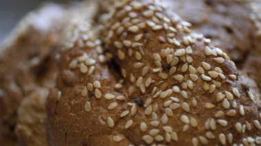 Biyolojik bileşenlerle evde pişirilmiş tam buğday ekmeği.