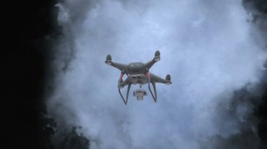 Uçan İHA fırtınalı bulutlar
