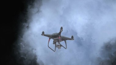 Uçan İHA fırtınalı bulutlar