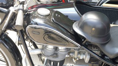 Eski model Chrome Motosiklet ve kask