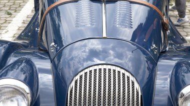 Yepyeni durumda klasik bir araba.