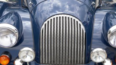 Yepyeni durumda klasik bir araba.