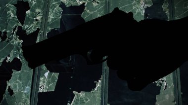 Kırık cam suçuna karşı siluet